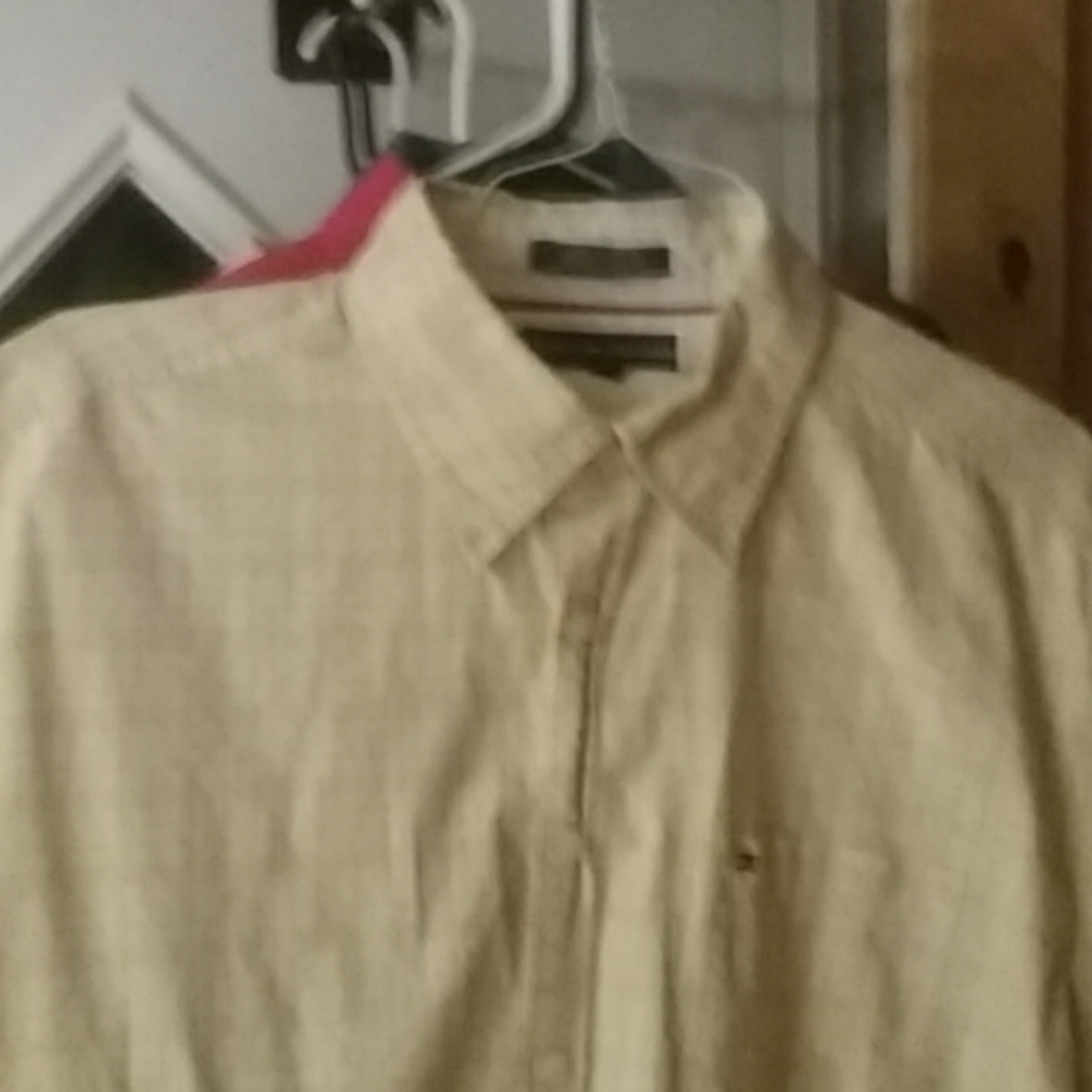 Short sleaved tommy hilfiger cream and white colar